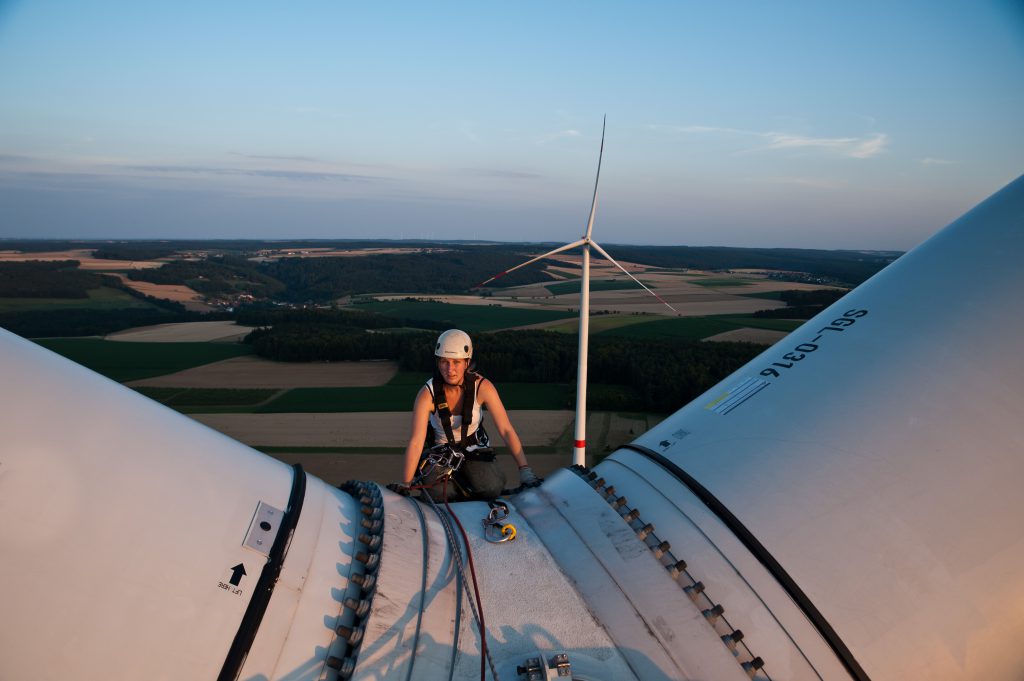 rope-access-technican-on-hub