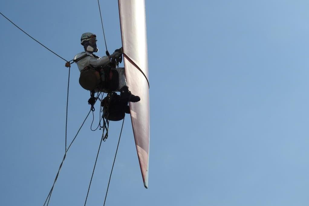 Seiltechniker arbeitet an Rotorblatt